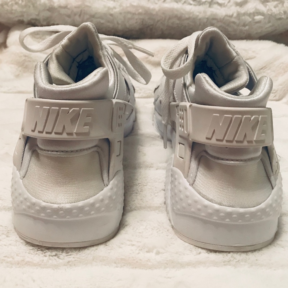 NIKE AIR HUARACHE WHITE - SIZE: 6.5